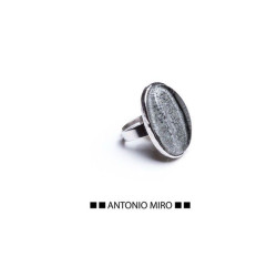 ANILLO CON INCRUSTACION DE RESINA DE ANTONIO MIRO